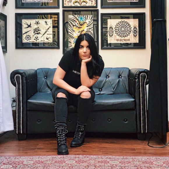 Meet your Posher, Jessica - Picture 1 of 1